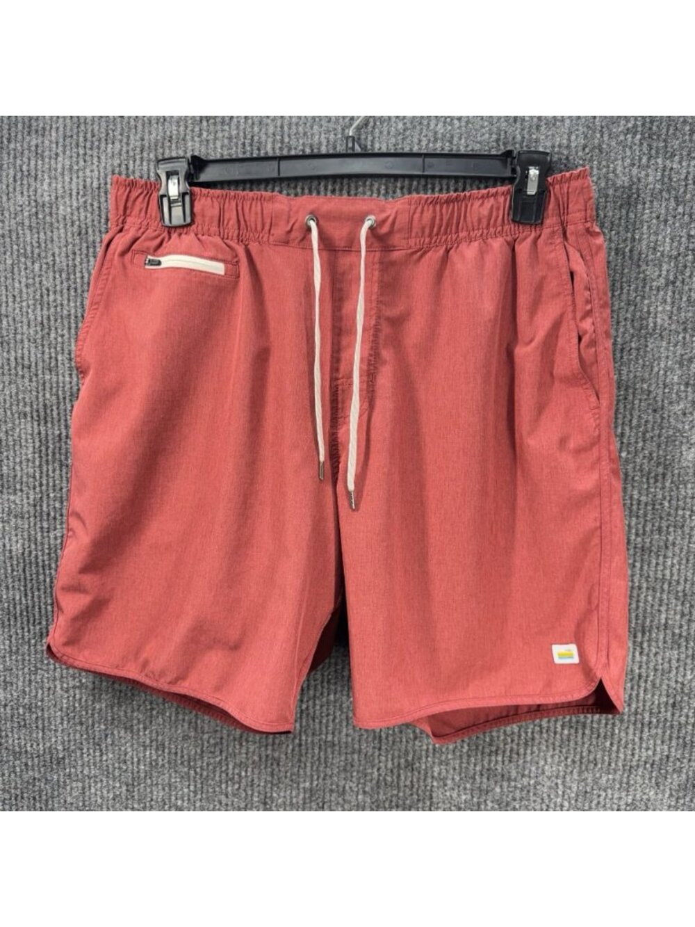 Vuori Banks Shorts Mens Large Red Quick Dry Drawstring Stretch Zip Pocket 7”